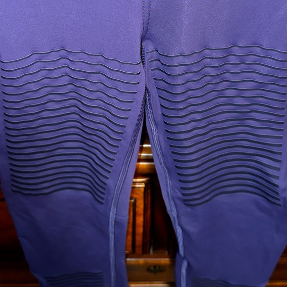 Lululemon purple leggings 
size 4US Excellent condition - Picture 3 of 14